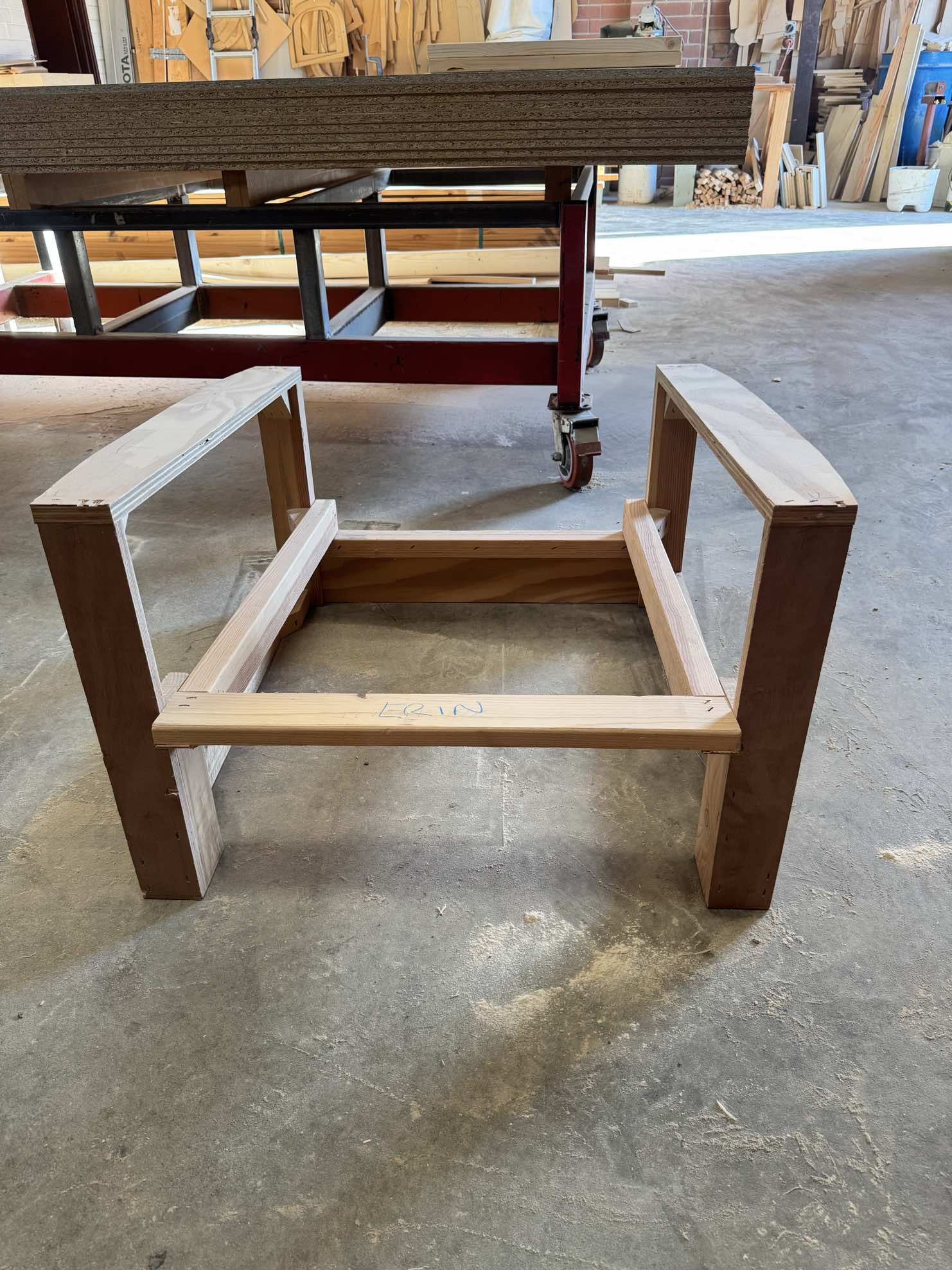 Compact armchair frame with angular arms