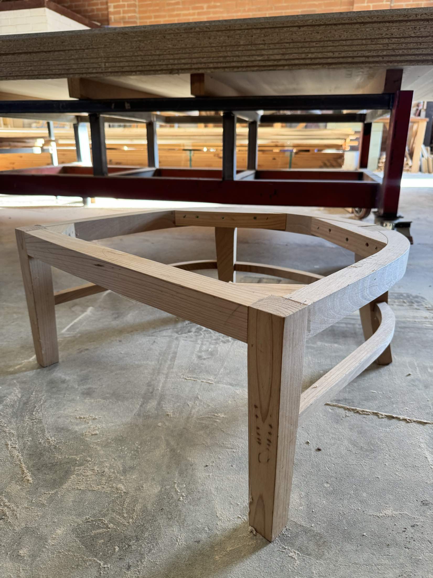 Round ottoman frame with curved edges